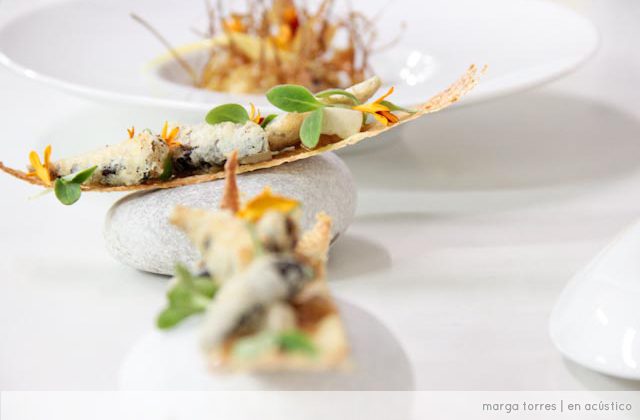 Galleta de pan con sardinas en tempura.