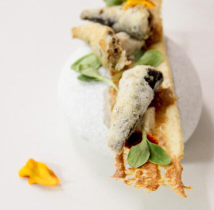 Galleta de pan con sardinas en tempura.